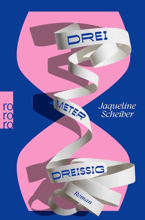 "DREI METER DREISSIG" und "Jaqueline Scheiber" auf einem weißen Band vor blauem Hintergrund mit pinker Fläche.