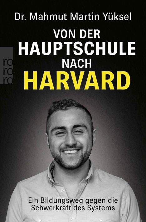„Dr. Mahmut Martin Yüksel: Von der Hauptschule nach Harvard. Ein Bildungsweg gegen die Schwerkraft des Systems.“ Ein lächelnder Mann.