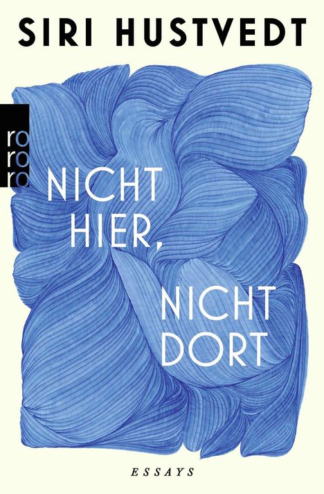 Titel: "Nicht hier, nicht dort". Autorin: Siri Hustvedt. Essays. Blaues, abstraktes Muster im Hintergrund.
