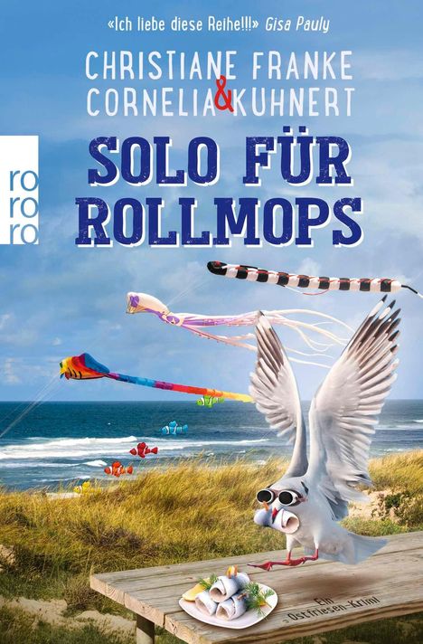 Text: "Ich liebe diese Reihe!!!" - Gisa Pauly. Christiane Franke & Cornelia Kuhnert. Solo für Rollmops.

Eine Möwe mit Sonnenbrille über einem Teller Rollmöpse. Hintergrund: Strand mit Drachen im Himmel.