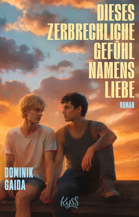 Text: "DIESES ZERBRECHLICHE GEFÜHL NAMENS LIEBE" "DOMINIK GAIDA" "ROMAN" "kyss". Zwei Männer sitzen bei Sonnenuntergang.