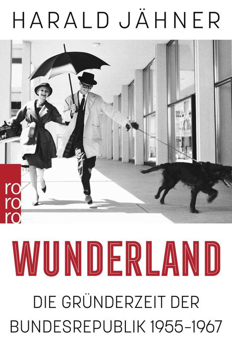 HARALD JÄHNER, WUNDERLAND, DIE GRÜNDERZEIT DER BUNDESREPUBLIK 1955-1967. Ein Paar läuft fröhlich mit einem Hund.
