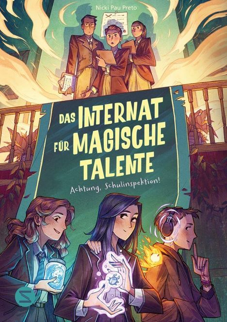 "Oberer Text: Nicki Pau Preto. Haupttext: Das Internat für magische Talente. Untertext: Achtung, Schulinspektion! Illustration von drei Jugendlichen mit magischen Gegenständen, darüber drei ernste Erwachsene mit Klemmbrettern."