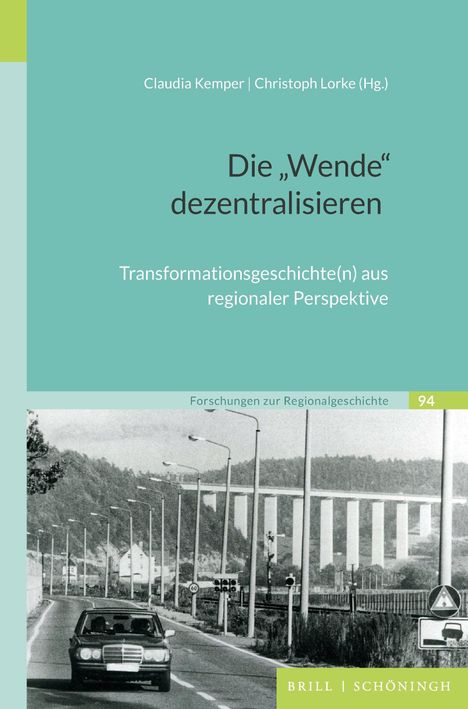 Text: "Die 'Wende' dezentralisieren. Transformationsgeschichte(n) aus regionaler Perspektive, Forschungen zur Regionalgeschichte 94."

Ein schwarz-weißes Foto zeigt ein Auto auf einer Landstraße mit Laternen, im Hintergrund eine Brücke.
