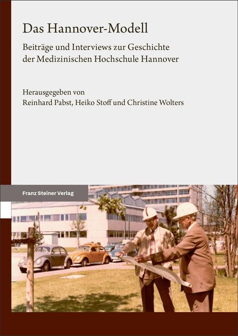 „Das Hannover-Modell“ mit Beiträgen zur Geschichte der Medizinischen Hochschule Hannover. Herausgeber: Pabst, Stoff, Wolters. Unten ein historisches Foto von zwei Männern mit Bauhelmen vor Gebäuden.