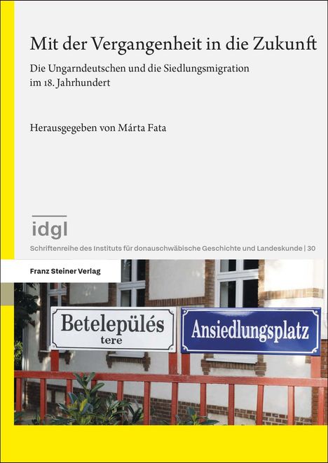 Text oben: "Mit der Vergangenheit in die Zukunft", unten Straßenschilder: "Betelepülés" und "Ansiedlungsplatz".