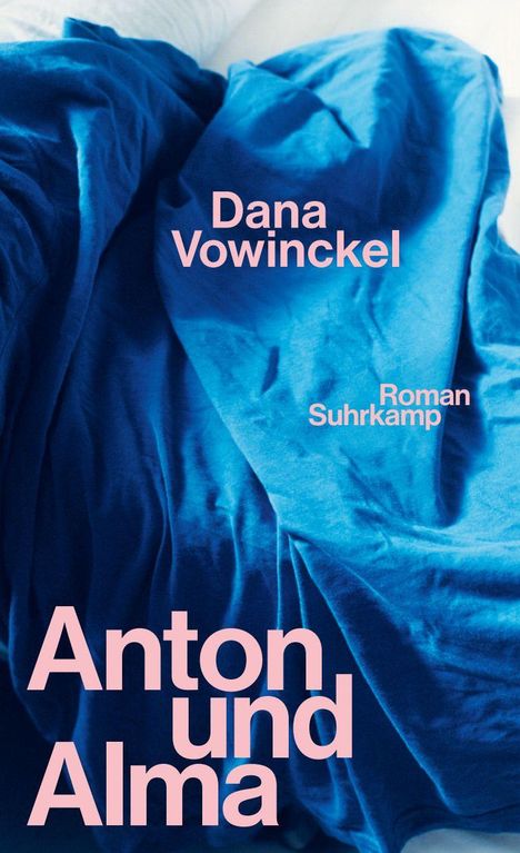 Text: "Dana Vowinckel", "Anton und Alma", "Roman Suhrkamp". Blauer Stoff in Falten gelegt.