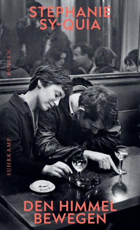 "Stephanie Sy-Quia, Den Himmel Bewegen, Roman, Suhrkamp." Ein Paar sitzt an einem Tisch mit Getränken, in nachdenklicher Pose.