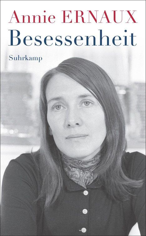 Text: "Annie ERNAUX - Besessenheit - Suhrkamp". Schwarz-Weiß-Foto einer nachdenklichen Person mit langen Haaren und Rollkragenpullover.