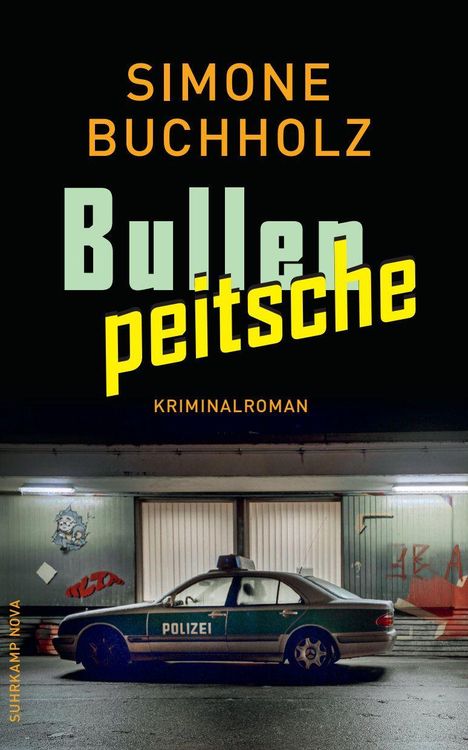 SIMONE BUCHHOLZ, Bullenpeitsche, Kriminalroman. Ein Polizeiwagen steht vor einem Garagentor mit Graffiti.