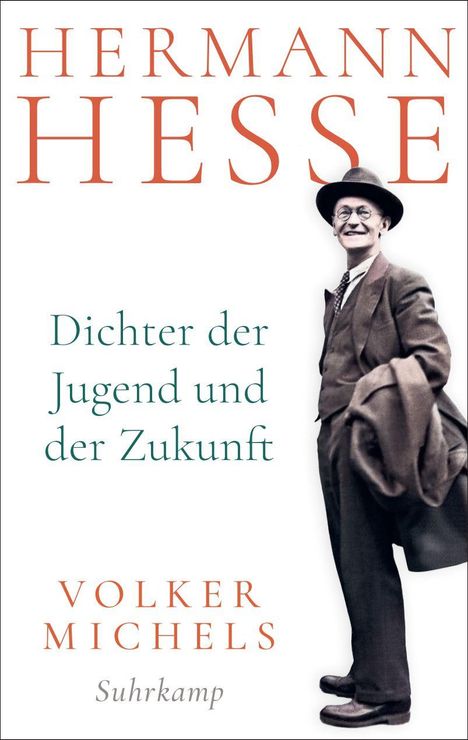 „HERMANN HESSE“, „Dichter der Jugend und der Zukunft“, „VOLKER MICHELS“, „Suhrkamp“. Ein Mann im Anzug mit Hut lächelt.