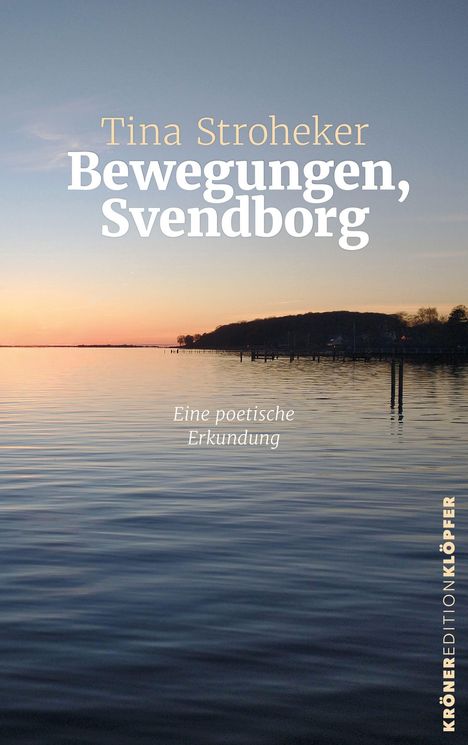 "Tina Stroheker Bewegungen, Svendborg Eine poetische Erkundung." Küstenlandschaft bei Sonnenuntergang über ruhigem Wasser.