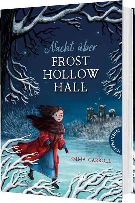 "Nacht über Frost Hollow Hall" von Emma Carroll. Eine Figur in rotem Mantel auf einem gefrorenen See, im Hintergrund ein Schloss.