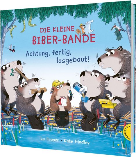 "Die kleine Biber-Bande: Achtung, fertig, losgebaut!" zeigt Biber in Bauarbeiterhelmen am Wasser, umgeben von Bäumen.