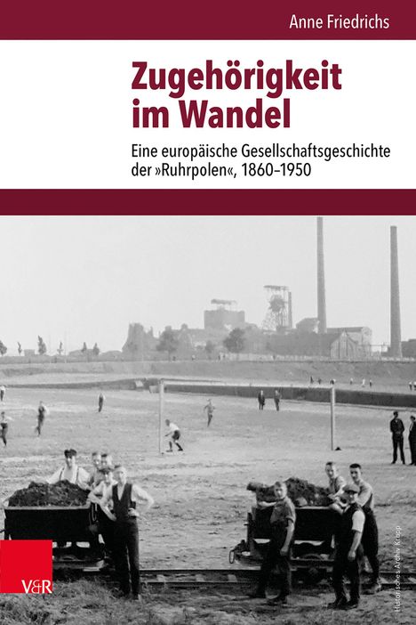 „Zugehörigkeit im Wandel“ von Anne Friedrichs. Historisches Bild von Arbeitern mit Loren vor einem Industriegelände.