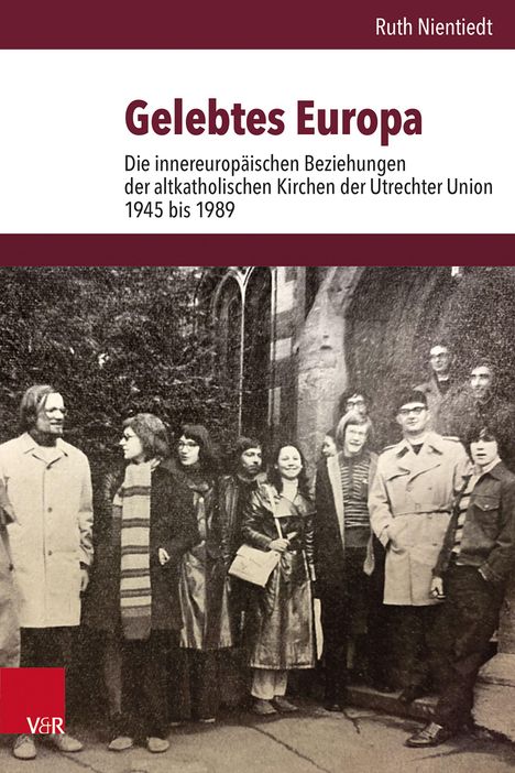**Titel:** Gelebtes Europa  
**Untertitel:** Die innereuropäischen Beziehungen der altkatholischen Kirchen der Utrechter Union 1945 bis 1989  
**Autorin:** Ruth Nientiedt  
Schwarz-weiß Foto einer Gruppe von Menschen.