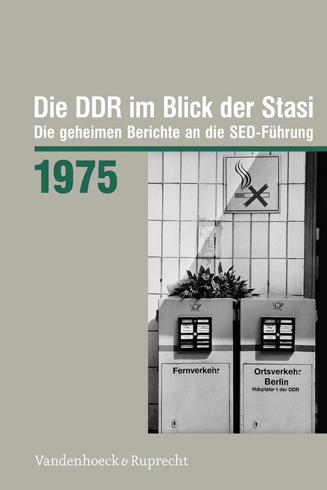 Die DDR im Blick der Stasi 1975. Telefonzellen vor Fliesenwand, ein Schild zeigt ein Rauchverbot.