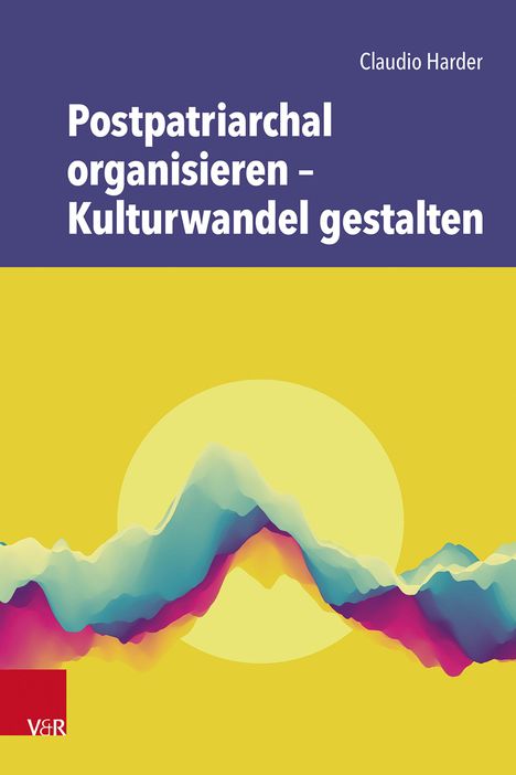 Blauer Text: „Postpatriarchal organisieren – Kulturwandel gestalten“. Farbverlauf von Bergen vor gelber Sonne.