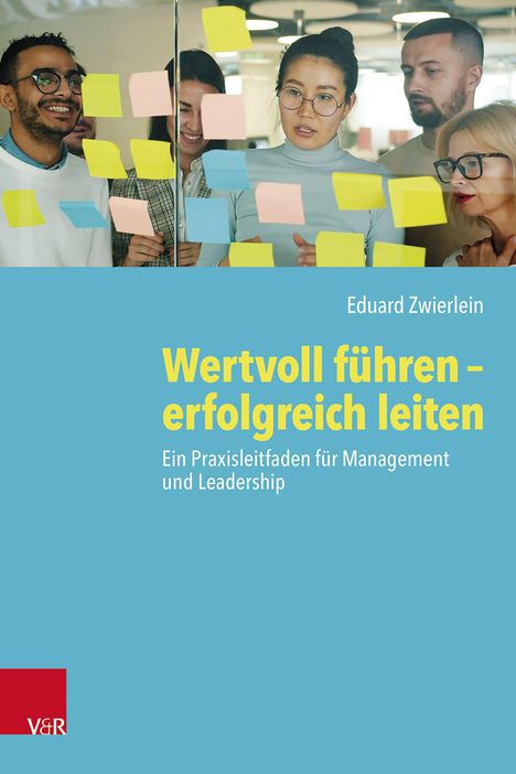 Text: Wertvoll führen – erfolgreich leiten. Menschen stehen vor einer Glaswand mit bunten Haftnotizen.