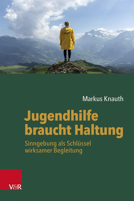 "Jugendhilfe braucht Haltung" von Markus Knauth. Eine Person im gelben Regenmantel steht auf einem Felsen mit Bergpanorama.