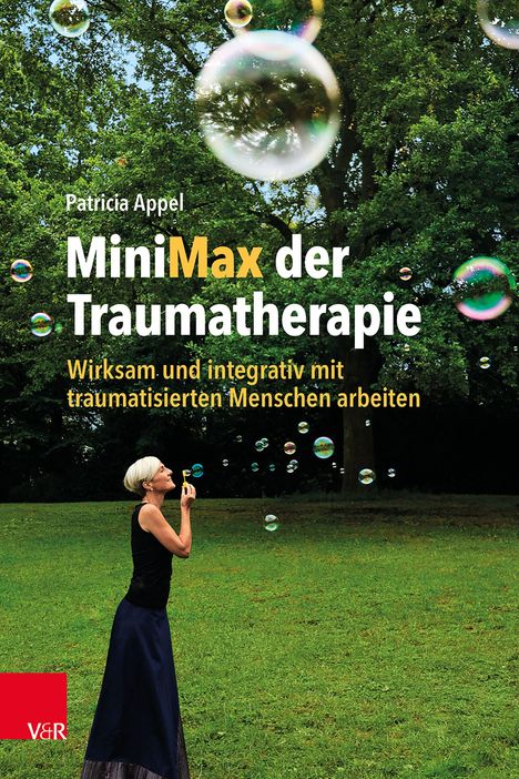 "MiniMax der Traumatherapie: Wirksam und integrativ mit traumatisierten Menschen arbeiten. Patricia Appel." Frau pustet Seifenblasen im Park.