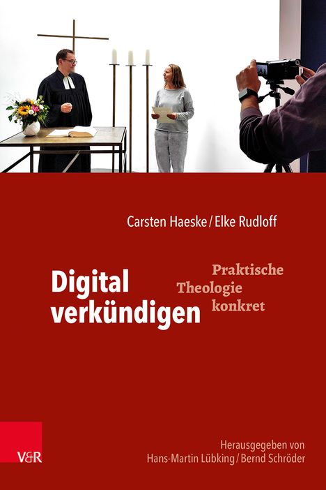 Titel: Digital verkündigen. Praktische Theologie konkret. Ein Pfarrer und eine Frau stehen vor einem Kreuz, eine Kamera filmt.