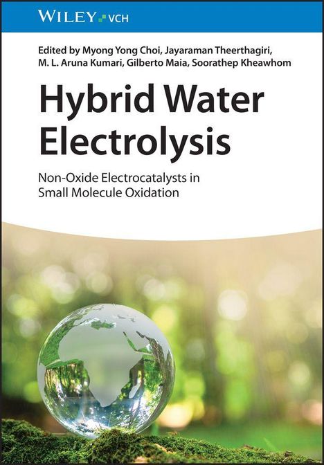 „Hybrid Water Electrolysis: Non-Oxide Electrocatalysts in Small Molecule Oxidation“. Klarglaskugel auf Moos.