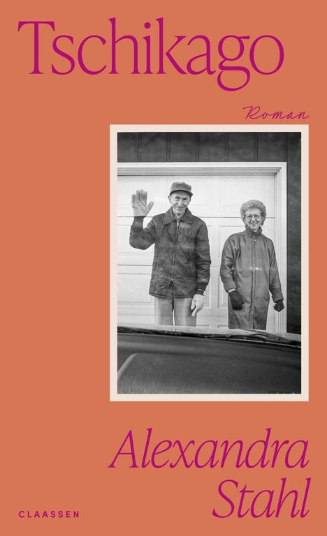 "Tschikago" oben, "Roman" darunter. Unten "Alexandra Stahl". Schwarzweißfoto: zwei ältere Personen winken.