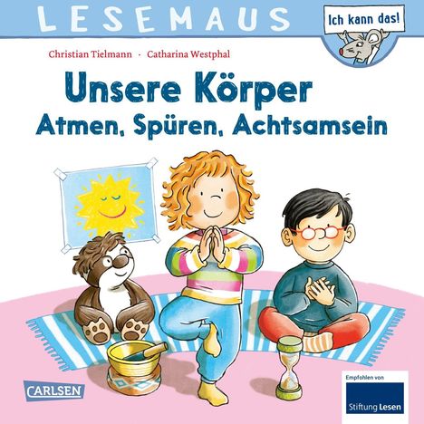 "Unsere Körper - Atmen, Spüren, Achtsamsein." Drei Kinder entspannen sich in Yoga-Posen mit einem Lächeln.