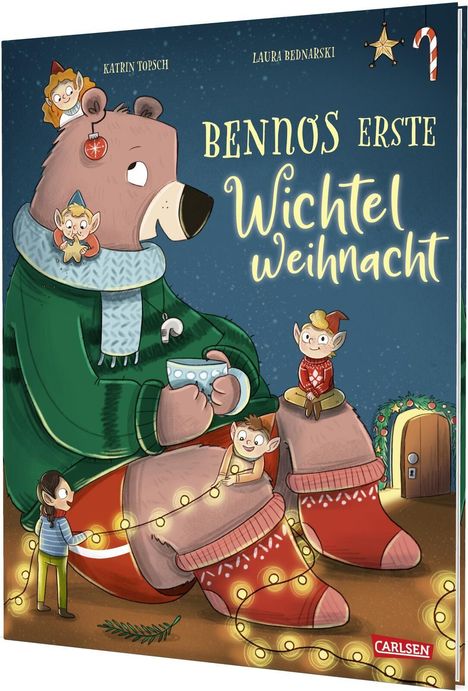 "BENNOS ERSTE WICHTELWEIHNACHT" zeigt einen großen Bär mit Wichteln, Lichterkette und weihnachtlichen Dekorationen.
