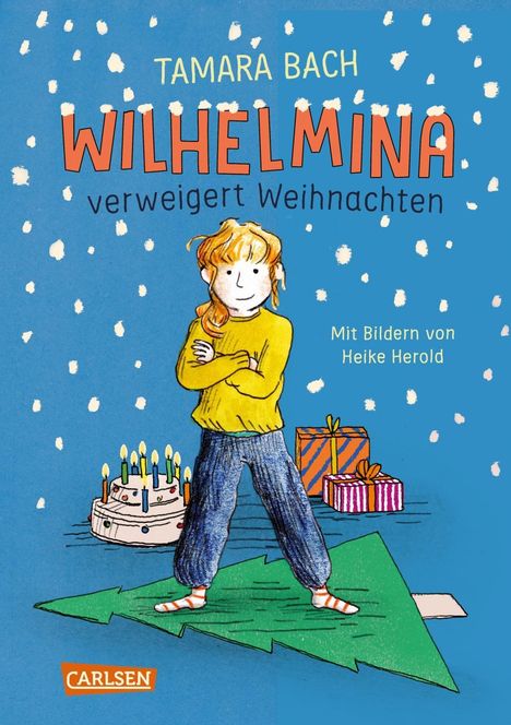 Tamara Bach, Wilhelmina verweigert Weihnachten. Illustration: Mädchen auf Baumform, Kerzenkuchen, Geschenke, blauer Hintergrund.