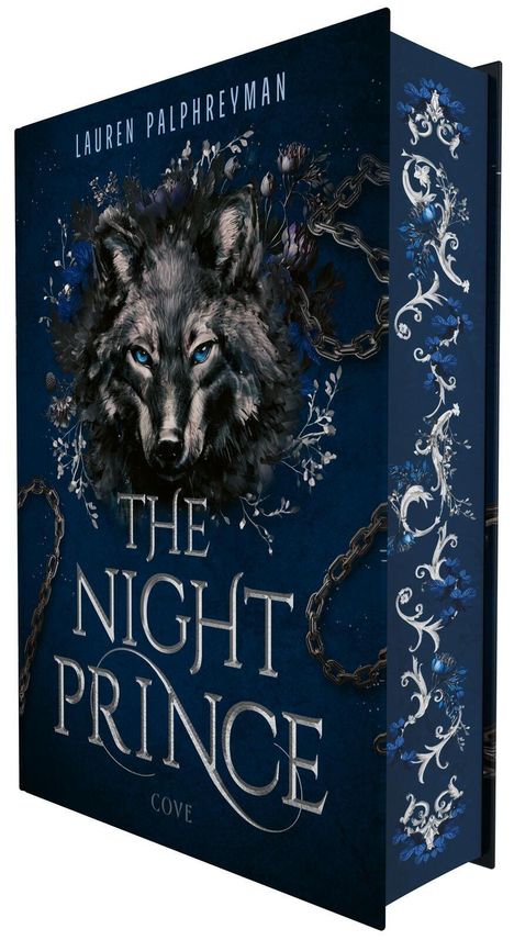 Titel: "THE NIGHT PRINCE". Großes Wolfsporträt mit blauen Augen, umgeben von Blumen und Ketten auf dunkelblauem Hintergrund.