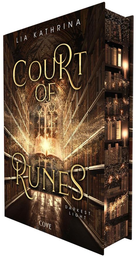 "COURT OF RUNES." Ein buchförmiges Objekt mit einer leuchtenden Buchseite in einer magischen Bibliothekskulisse.
