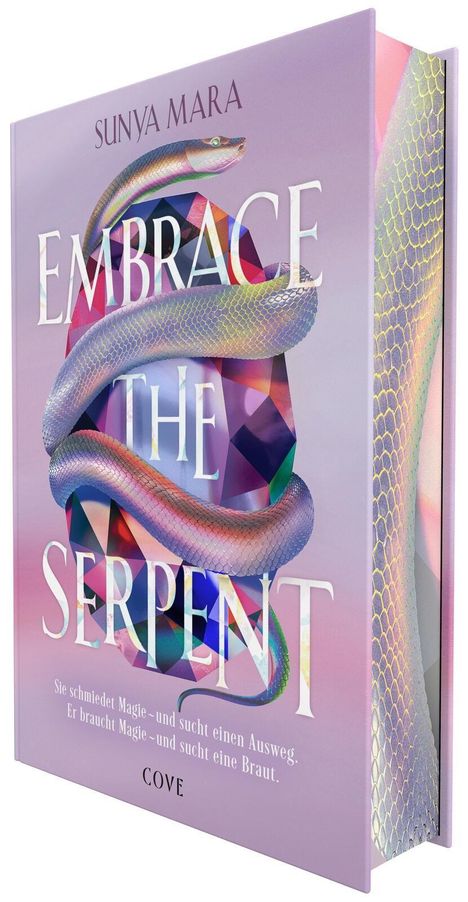 "Embrace the Serpent" von Sunya Mara. Schlange um Kristall, Text: "Sie schmiedet Magie…". Buchtitel vor lila Hintergrund.