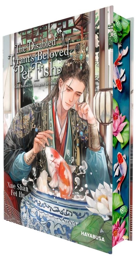 „The Disabled Tyrant's Beloved Pet Fish“; kunstvolle Illustration eines Mannes in traditioneller Kleidung mit Karpfen.