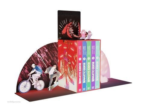 Text auf Buchrücken: "SEMANTIC ERROR". Illustration, zwei Männer, einer auf Fahrrad, einer auf Skateboard. Bunt. Dynamisch.