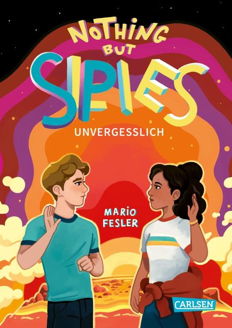 "Nothing But Spies: Unvergesslich" von Mario Fesler. Zwei Jugendliche stehen sich gegenüber vor buntem Hintergrund.
