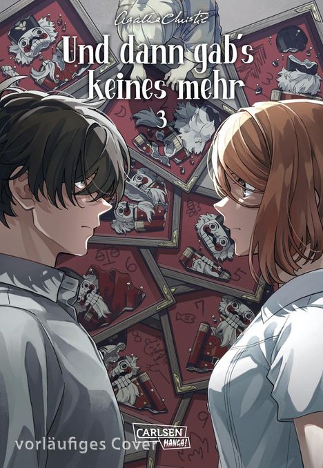 „Und dann gab’s keines mehr, 3, Carlsen Manga“. Junge und Mädchen, Gesicht an Gesicht, vor Bilderrahmen mit Puppen.