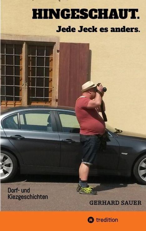 "HINGESCHAUT. Jede Jeck es anders. Dorf- und Kiezgeschichten. GERHARD SAUER." Ein Mann fotografiert neben einem Auto.