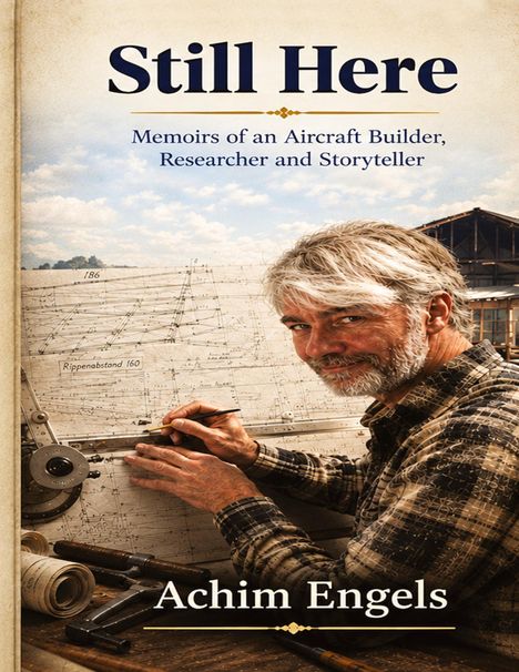 Text: "Still Here: Memoirs of an Aircraft Builder, Researcher and Storyteller. Achim Engels." Ein Mann arbeitet an Flugzeugplänen.
