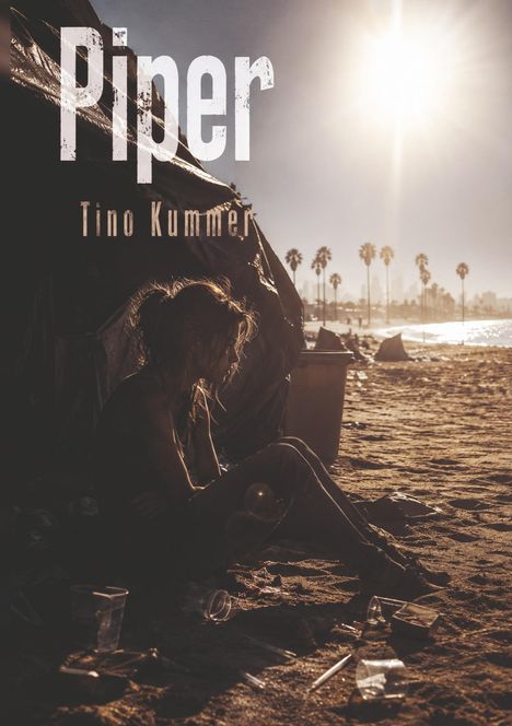 "Piper. Tino Kummer." Eine Person sitzt nachdenklich am Strand, umgeben von Plastikmüll, mit untergehender Sonne und Palmen.