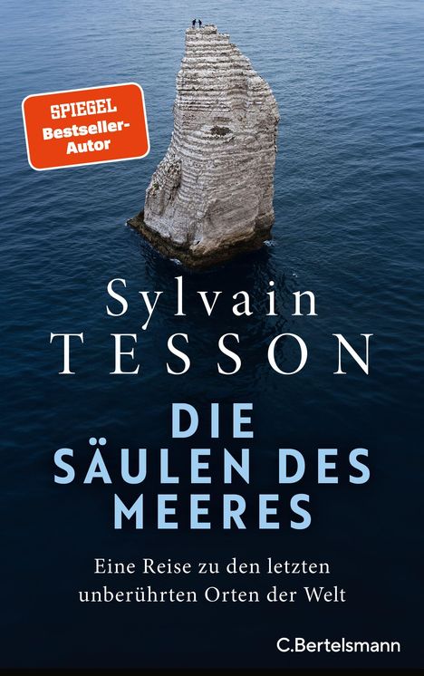 SPIGEL Bestseller-Autor, Sylvain Tesson, Die Säulen des Meeres. Fels im blauen Meer mit zwei Menschen auf der Spitze.