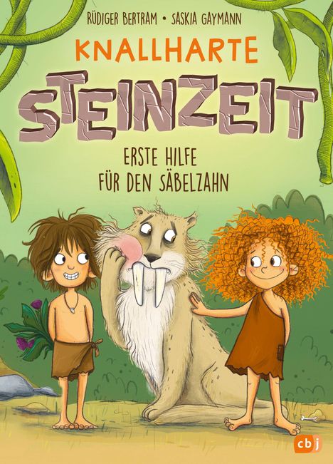 "Knallharte Steinzeit: Erste Hilfe für den Säbelzahn" zeigt zwei Kinder und einen Säbelzahntiger in einer grünen Umgebung.