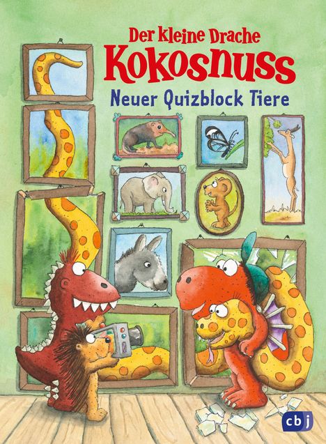 "Der kleine Drache Kokosnuss. Neuer Quizblock Tiere." Ein Drache und ein Igel betrachten gerahmte Tierbilder an der Wand.