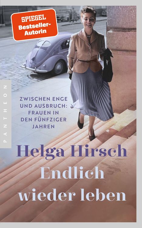 "SPIEGEL Bestseller-Autorin", "Zwischen Enge und Ausbruch: Frauen in den fünfziger Jahren", "Helga Hirsch", "Endlich wieder leben", Logo "PANTHEON". Eine Frau in eleganter Kleidung geht eine Treppe hinauf, neben einem alten Auto.