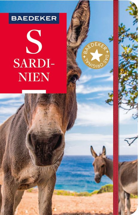 BAEDEKER SARDINIEN. Zwei Esel stehen auf einer Küstenlandschaft mit Blick aufs Meer. Ein Logo mit Stern ist sichtbar.