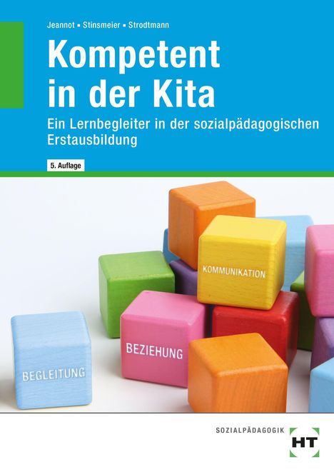 „Kompetent in der Kita“ – Ein Lernbegleiter. Bunte Holzklötze mit Aufschriften wie „KOMMUNIKATION“ und „BEGLEITUNG“.