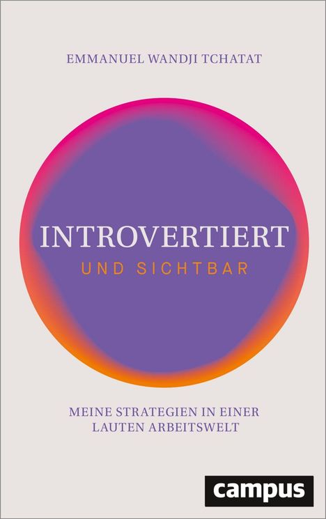 "INTROVERTIERT UND SICHTBAR" in lila Kreis auf grauem Hintergrund, oben "EMMANUEL WANDJI TCHATAT", unten "campus" Logo.
