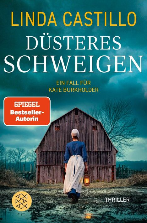 Text: LINDA CASTILLO, DÜSTERES SCHWEIGEN, EIN FALL FÜR KATE BURKHOLDER, SPIEGEL Bestseller-Autorin, THRILLER. 

Eine Frau in traditioneller Kleidung trägt eine Laterne. Sie geht zu einer Scheune.