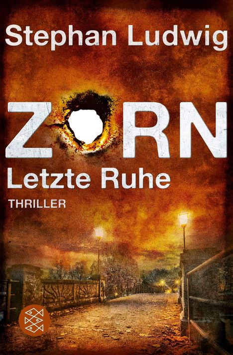 "Stephan Ludwig Zorn Letzte Ruhe Thriller." Eine beleuchtete Brücke bei Sonnenuntergang mit herabgefallenen Blättern und Laternen.